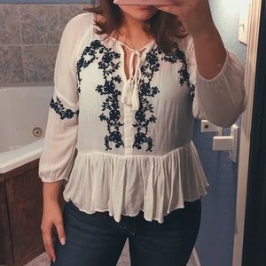 AMERICAN EAGLE white w/ navy blue embroidery